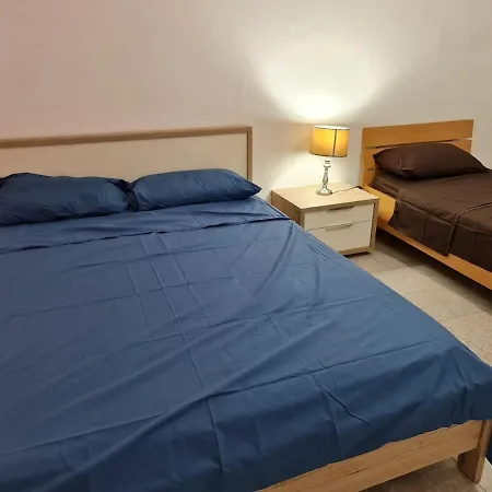 4 Bedrooms House At 15 Minutes To Paceville Lägenhet St. Julian's