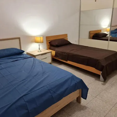 4 Bedrooms House At 15 Minutes To Paceville Lägenhet St. Julian's