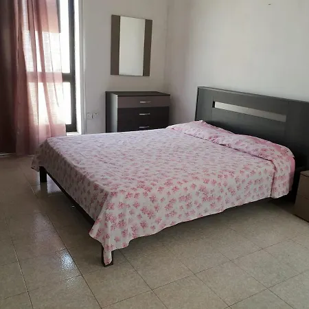 4 Bedrooms House At 15 Minutes To Paceville Lägenhet