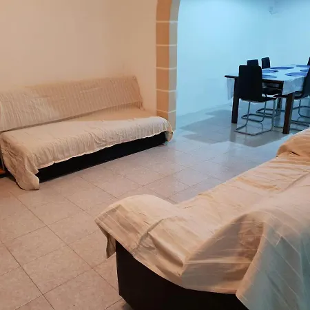 4 Bedrooms House At 15 Minutes To Paceville דירה