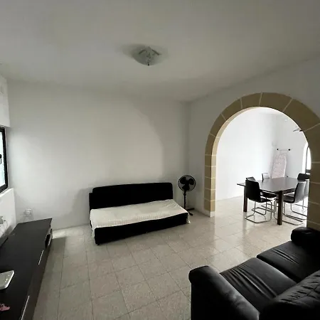 4 Bedrooms House At 15 Minutes To Paceville Apartment